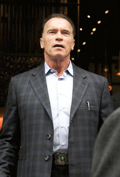 Ator Arnold Schwarzenegger surge com novo corte de cabelo em Nova York, Estados Unidos / foto: The Grosby Group