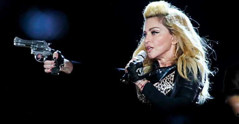No Chile, fumantes irritam Madonna e quase ficam sem o show da ‘M.D.N.A. Tour’