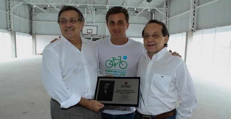 Luciano Huck confere obras em escola batizada com o nome de seu avô