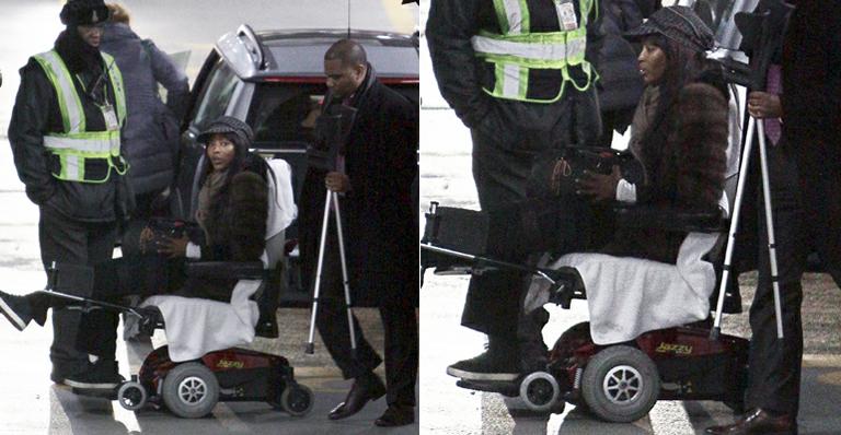 Naomi Campbell é vista em cadeira de rodas em Nova York