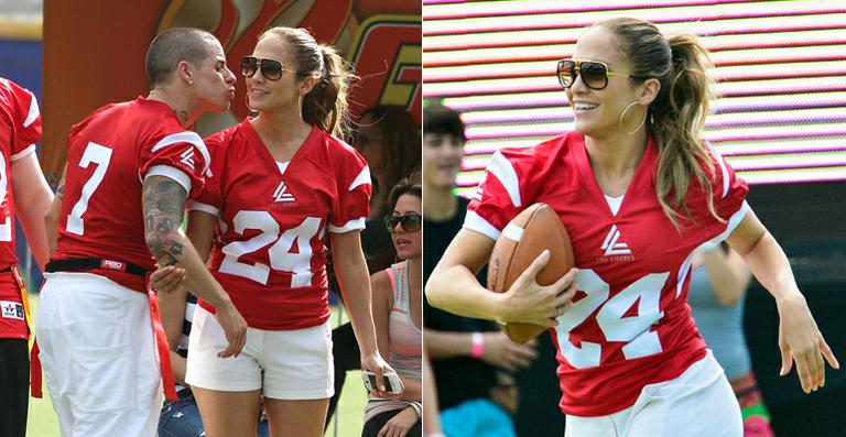 Jennifer Lopez joga futebol americano com o namorado Casper Smart pelas vítimas do furacão Sandy