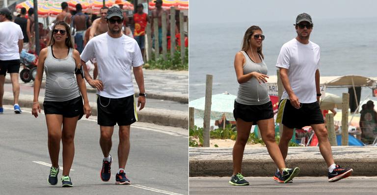 Marcelo Serrado caminha com a mulher grávida pela orla de Ipanema