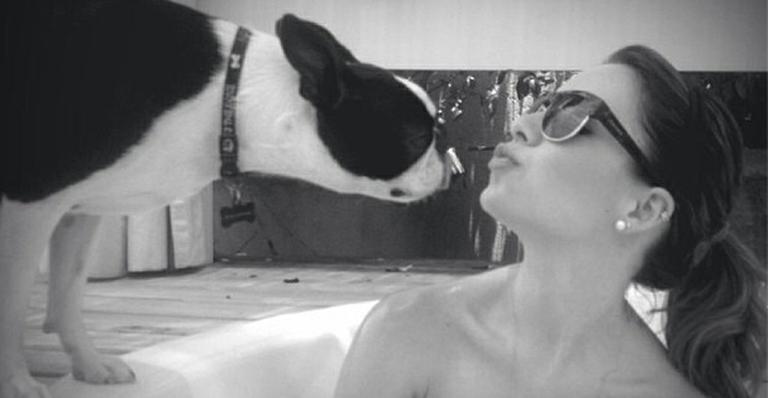 Sandy aparece em foto ‘beijando’ a ‘sobrinha’, a cachorrinha de Junior Lima