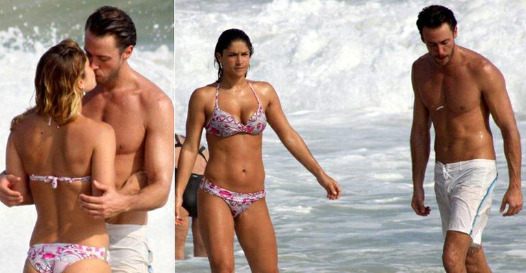 Priscila Fantin e Renan Abreu trocam beijos no mar do Leblon