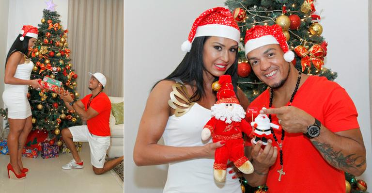 Com toucas de Papai Noel, Belo e Gracyanne Barbosa mostram sua árvore de Natal