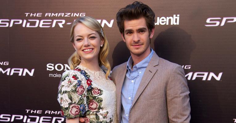 Emma Stone e Andrew Garfield adotam Golden Retriever em Los Angeles
