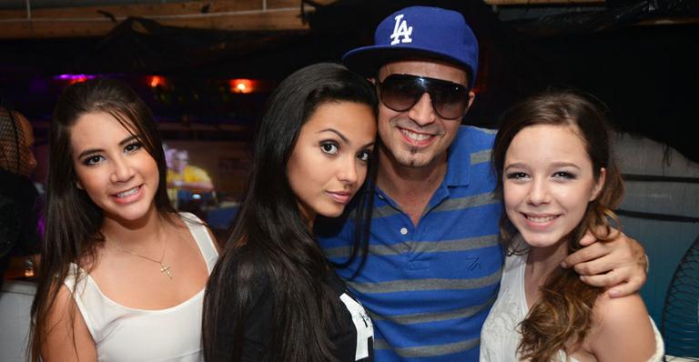 Latino curte festa funk com as filhas no Rio