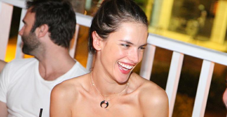 Alessandra Ambrosio brilha em evento em Florianópolis