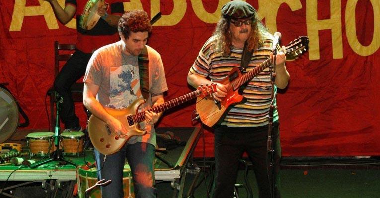 Pai e filho, Moraes Moreira e Davi Moraes dividem palco no Rio de Janeiro