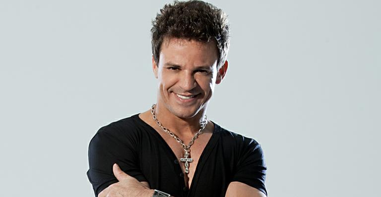 Eduardo Costa nega que será papai e garante que ainda está namorando Helen Ganzarolli