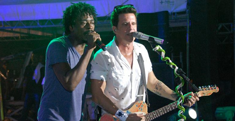 Seu Jorge e Tuca Fernandes cantam juntos na virada do ano