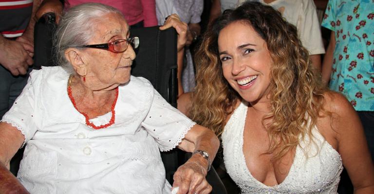 Daniela Mercury homenageia Dona Canô em show no Farol da Barra, em Salvador