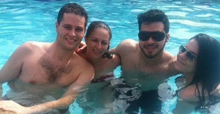 Em plena recuperação, Pedro Leonardo se diverte na piscina com a família