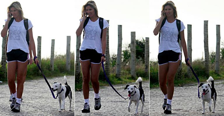 A parceria de Ellen Jabour e do cãozinho Pluft durante passeio pelo Rio de Janeiro