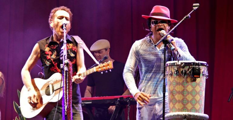 Nando Reis estreia nova turnê e canta com Carlinhos Brown