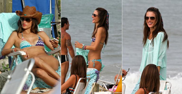 De férias no Brasil, Alessandra Ambrosio curte praia com amigas em Santa Catarina