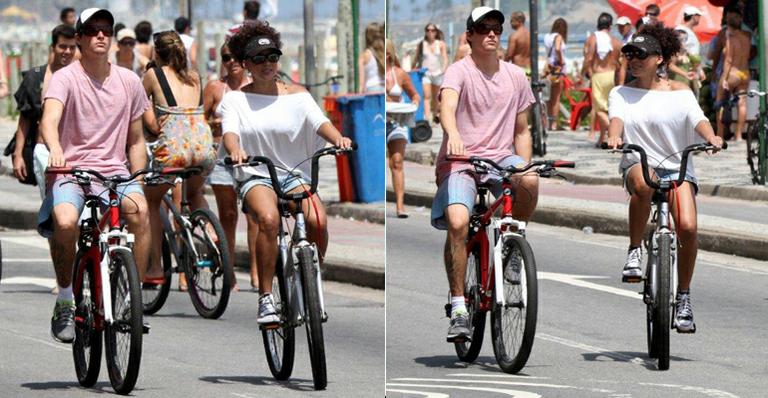 Felipe Dylon e Aparecida Petrowky pedalam no Rio de Janeiro