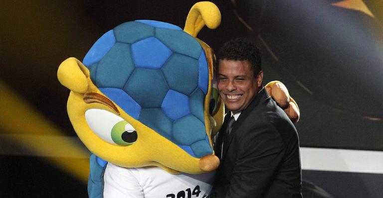 Ronaldo Nazário dança e beija o Fuleco, mascote da Copa do Mundo de 2014