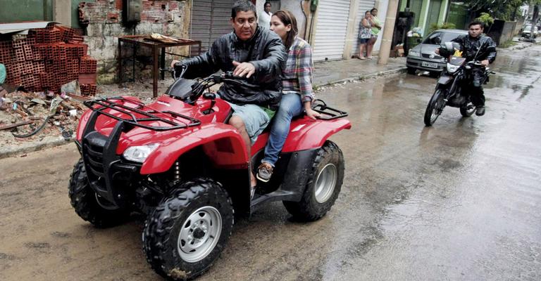 Zeca Pagodinho socorre vítimas de chuva em Xerém