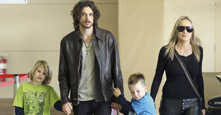Martin Mica e Sharon Stone formam família completa