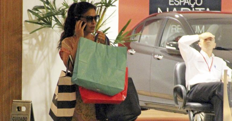 À espera do segundo menino, Juliana Paes vai às compras