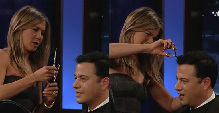 Jennifer Aniston corta o cabelo do apresentador Jimmy Kimmel durante programa ao vivo