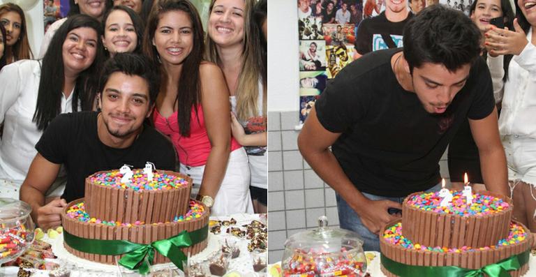 Rodrigo Simas ganha festa de aniversário dos fãs