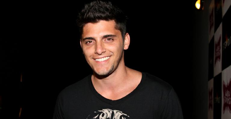 Em ‘Flor do Caribe’, Bruno Gissoni será um pescador que se apaixona por mulher mais velha
