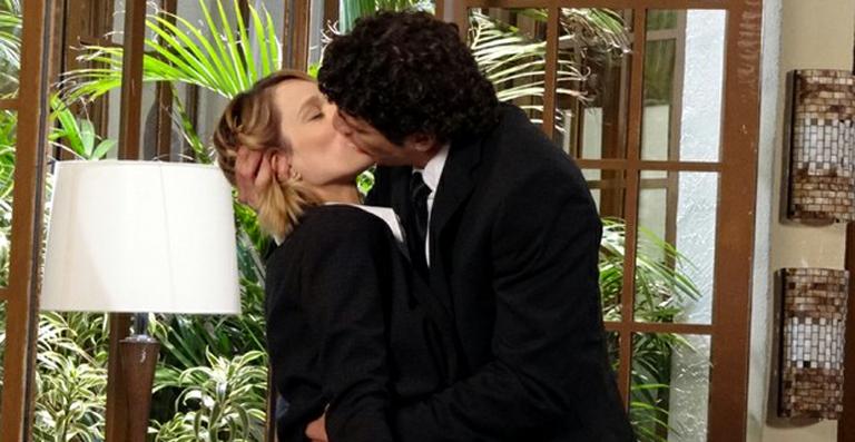 Nando dá o tão sonhado beijo em Juliana na novela ‘Guerra dos Sexos’