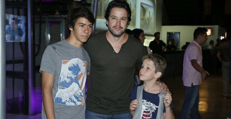 Murilo Benício leva os filhos ao teatro para ver ‘A Família Addams’