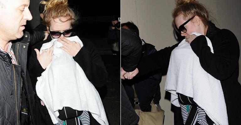 Adele desembarca em Los Angeles com o filho para o Globo de Ouro