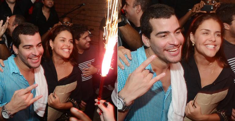 Thiago Martins e Paloma Bernardi comemoram um ano de namoro com muita música