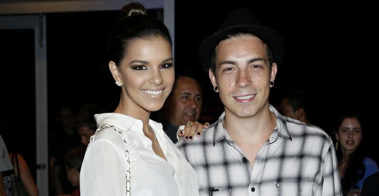 Mariana Rios e Di Ferrero irão escolher a data do casamento no fim deste ano