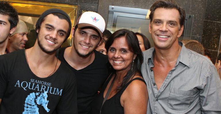 Bruno Gissoni estreia no teatro com o irmão Felipe Simas e o padrasto, Beto Simas