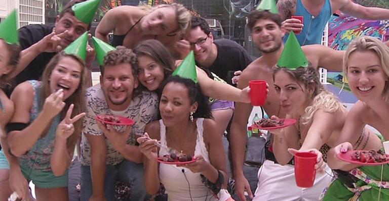 Aslan ganha festa de aniversário e dedica primeiro pedaço do bolo ‘ao povo brasileiro’