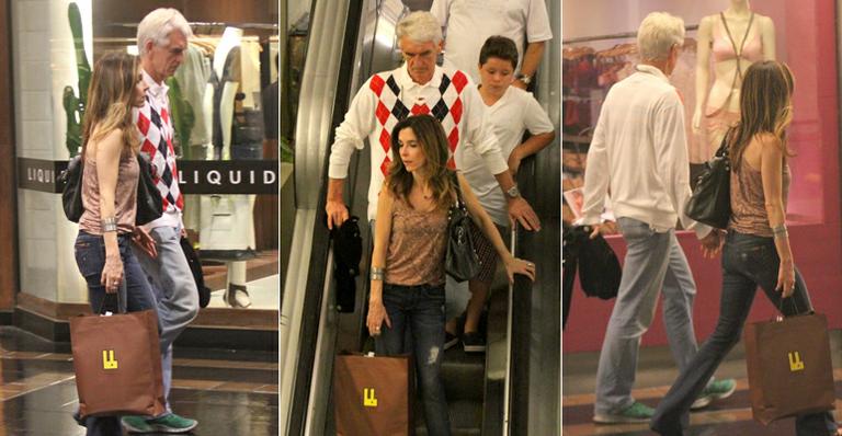 Deborah Evelyn passeia acompanhada em shopping