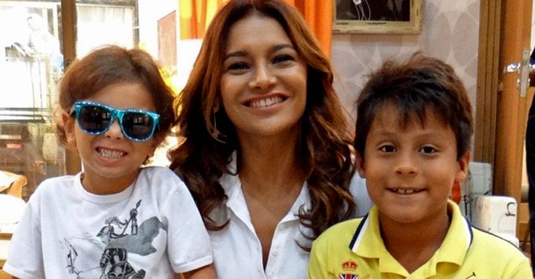 Dira Paes recebe a visita do filho e do sobrinho nas gravações de ‘Salve Jorge’