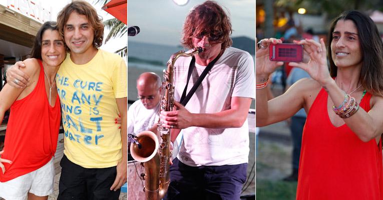 Sozinha, Cynthia Howlett curte show de Rodrigo Sha no Rio de Janeiro
