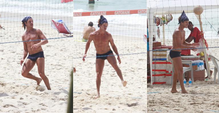 José Loreto treina futevôlei no Rio