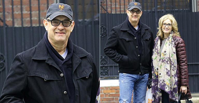 Simpático, Tom Hanks sorri para fotógrafos em NY