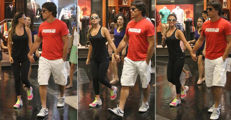 Paula Fernandes caminha com o namorado no shopping