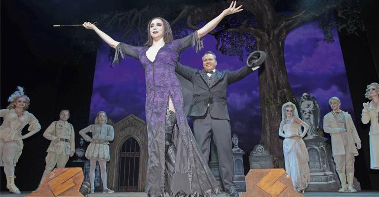 Marisa Orth e Daniel Boaventura levam ‘A Família Addams’ para o Rio de Janeiro