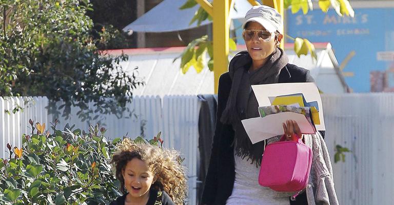 Em meio a disputa pela custódia da filha, Halle Berry  curte momento de rotina com a filha