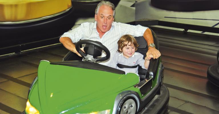 Otavio Mesquita  curte carrinho de bate-bate com o filho