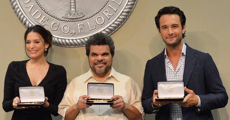 Rodrigo Santoro recebe as chaves de Miami do prefeito da cidade