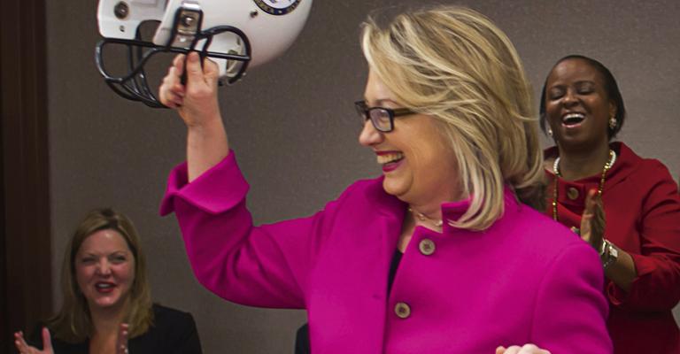 Hillary Clinton  recuperada e feliz após acidente