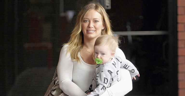 Hilary Duff leva o filho para creche em Los Angeles