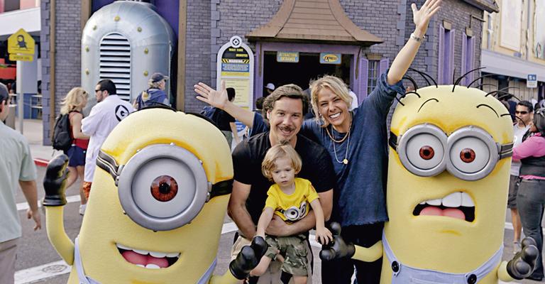 Adriane Galisteu  se diverte com a família no Universal Studios, em Orlando