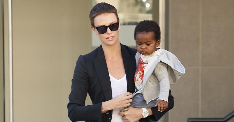Charlize Theron e o fofo  Jackson