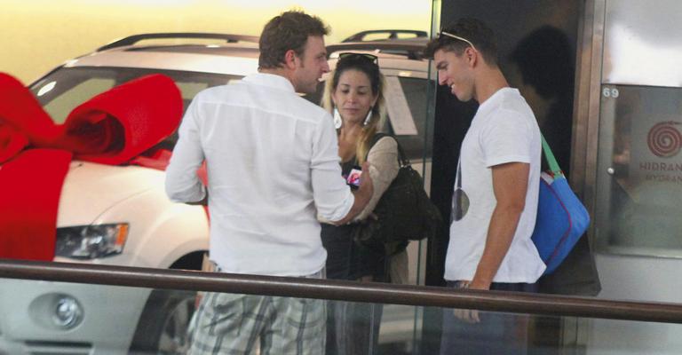 Com o atual namorado, Danielle Winits  encontra o ex-marido Cássio Reis no shopping